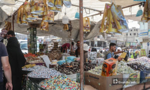 بسطات تبيع السكاكر والحلويات في أسواق مدينة الرقة قبيل عيد الأضحى - 30 تموز 2020 (عنب بلدي / عبد العزيز الصالح )