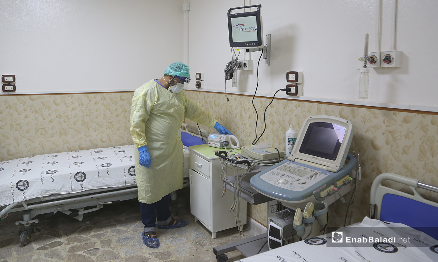 ممرض في قسم علاج فيروس "كورونا المستجد" في مشفى الزراعة بمدينة إدلب - 14 حزيران 2020 (عنب بلدييوسف غريبي)