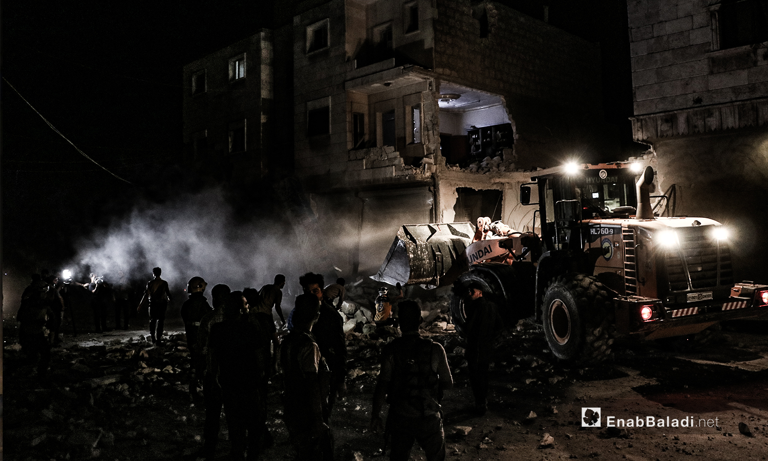 الدفاع المدني يبحث عن مصابين بعد غارتين من طائرات حربية مجهولة في مدينة الباب - 15 من تموز (عنب بلدي / عاصم الملحم )