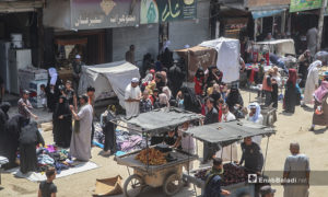 ازدحام الناس في أسواق مدينة الرقة قبيل عيد الأضحى - 31 تموز 2020 (عنب بلدي / عبد العزيز الصالح )