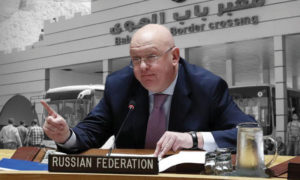 مندوب روسيا في مجلس الأمن فاسيلي نيبينزيا وبوابة معبر باب الهوى الحدودي بين سوريا وتركيا (تعديل عنب بلدي)