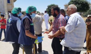 توزيع كمامات ومعقمات على ابواب بعض المساجد بريف ادلب الشمالي كإجراء وقائي ضد انتشار فيروس 