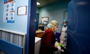 عاملة تعقم في مشفى  بدمشق بعد انتشار فيروس 