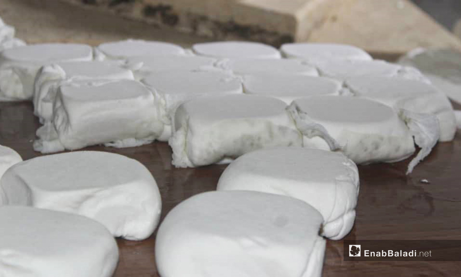 مرحلة إخراج الجبن من المكبس في عملية صناعة الجبن ببلدة الدانا في ريف إدلب - 4 حزيران 2020 (عنب بلدي/شادية تعتاع)
