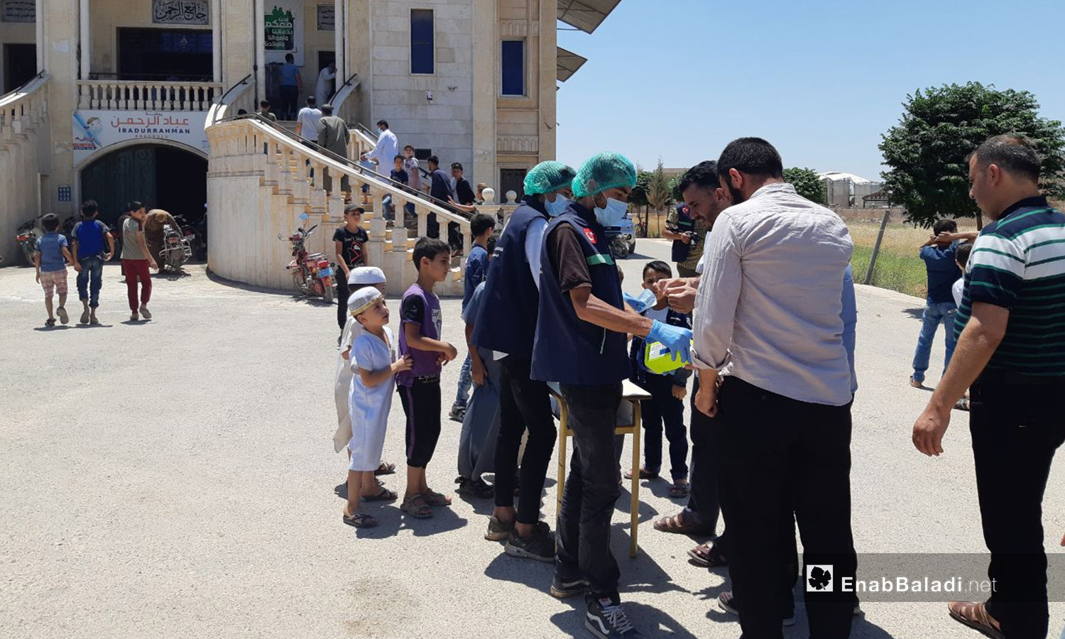 توزيع كمامات ومعقمات على ابواب بعض المساجد بريف ادلب الشمالي كإجراء وقائي ضد انتشار فيروس "كورونا المستجد" - 7 تموز 2020 (عنب بلدي/إياد عبد الجواد)