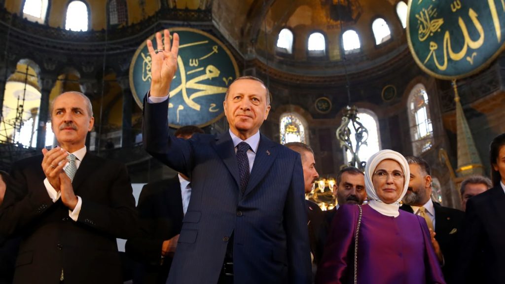 الرئيس التركي رجب طيب أردوغان في حفل أقيم في متحف أيا صوفيا بمدينة إسطنبول 31 مارس 2020 (رويترز)