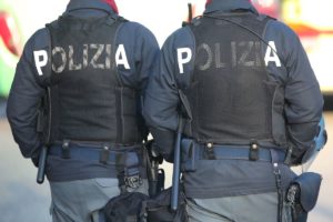 عنصران من الشرطة الإيطالية - 2019  (eu-ocs)