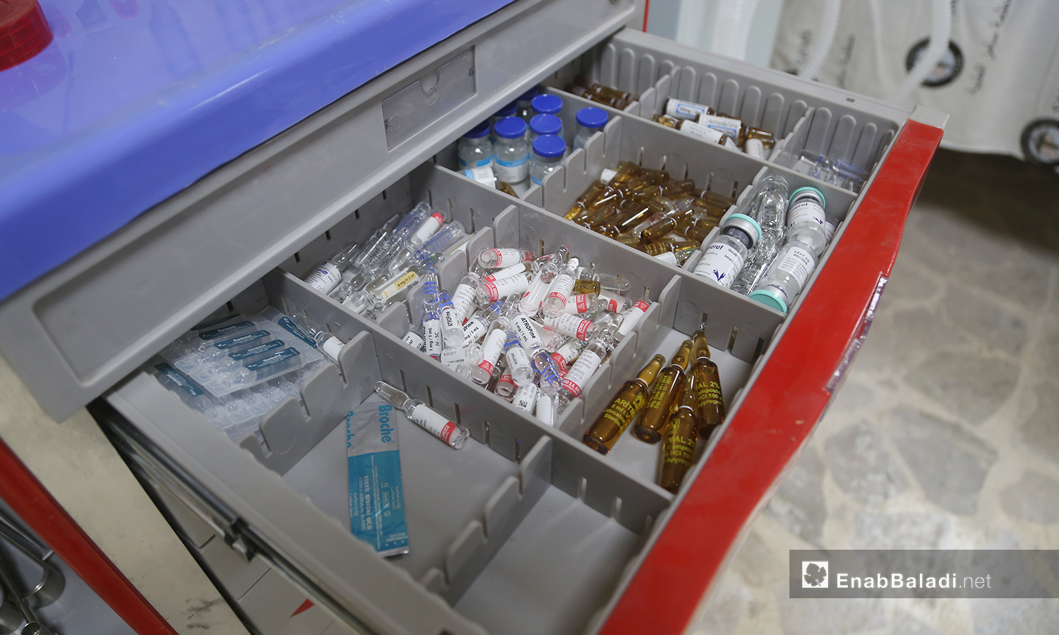 عبوات أدوية في قسم علاج فيروس "كورونا المستجد" في مشفى الزراعة بمدينة إدلب - 14 حزيران 2020 (عنب بلدييوسف غريبي)