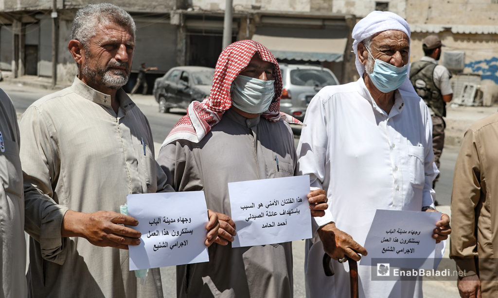 وقفة احتجاجية نظمتها نقابتي الأطباء والصيادلة جراء استهداف الصيدلي أحمد الحامد برصاص مجهولين في مدينة الباب بريف حلب الشمالي - 13 من تموز 2020 (عنب بلدي / عاصم الملحم)