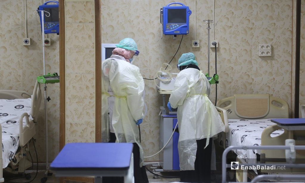 ممرضين في قسم علاج فيروس "كورونا المستجد" في مشفى الزراعة بمدينة إدلب - 14 حزيران 2020 (عنب بلدي\يوسف غريبي)