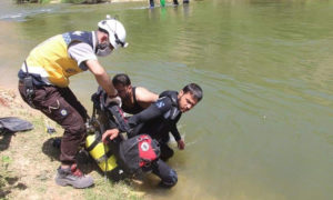 فريق الغطس في الدفاع المدني خلال إنتشال شخص غرق في عين الزرقا - 17 حزيران 2020 (الدفاع المدني)
