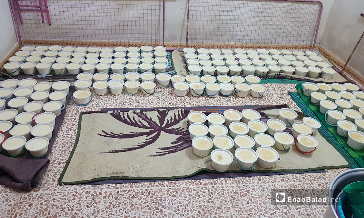 سكب اللبن داخل الأواني للتخثر في مراحل صناعة الجبنة في بلدة الدانا بريف إدلب - 4 حزيران 2020 (عنب بلدي/شادية تعتاع)