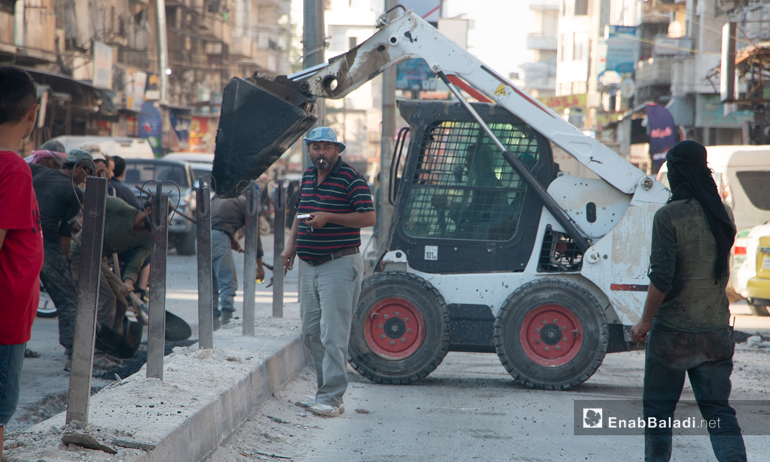 آلية تتجهز للعمل في ترميم الطرقات بمدينة إدلب - 14 تموز 2020 (عنب بلدي/أنس الخولي)