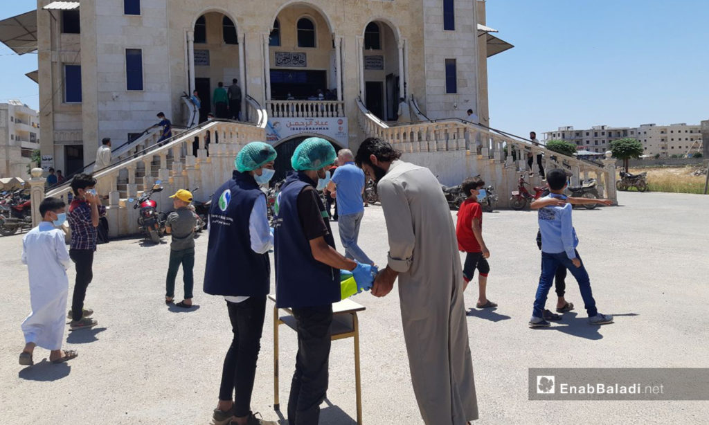 توزيع كمامات ومعقمات على ابواب بعض المساجد بريف ادلب الشمالي كإجراء وقائي ضد انتشار فيروس "كورونا المستجد" - 22 تموز 2020 (عنب بلدي/إياد عبد الجواد)