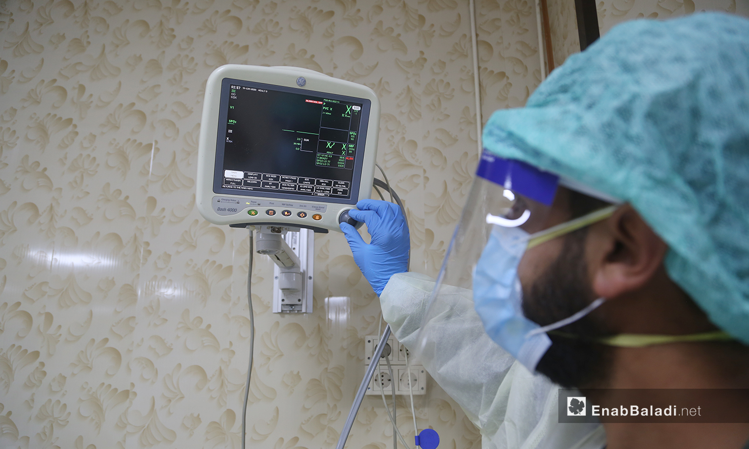 طبيب في قسم علاج فيروس "كورونا المستجد" في مشفى الزراعة بمدينة إدلب - 14 حزيران 2020 (عنب بلدييوسف غريبي)