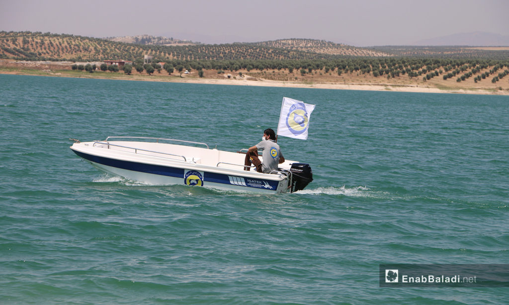 قارب للإنقاذ تابع للدفاع المدني السوري في بحيرة ميدانكي في عفرين شمالي سوريا - 21 اموز 2020 (عنب بلدي/عبد السلام مجعان)