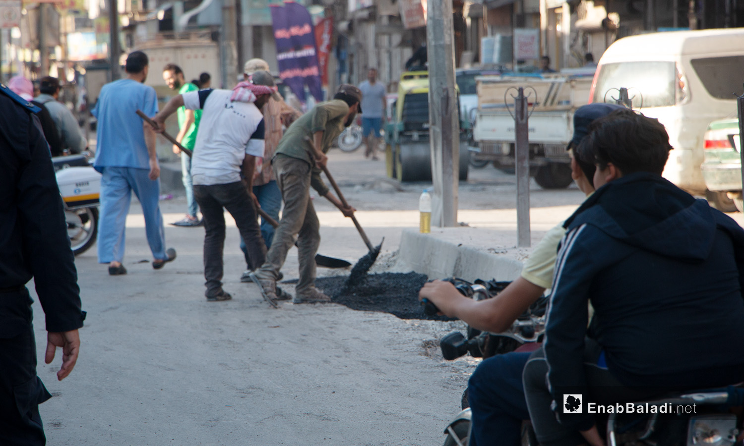 عمليات ترميم الطرقات في مدينة إدلب من قبل المجلس المحلي للمدينة - 14 تموز 2020 (عنب بلدي/أنس الخولي)