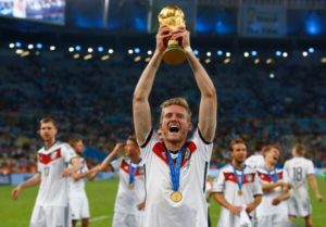 آندريه شورله يرفع كأس العالم مع منتخب ألمانيا في عام 2014- (PL)