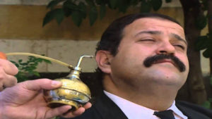 الممثل السوري الراحل حسن دكاك في إحدى لوحات مسلسل مرايا (يوتيوب)