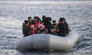 وصول مهاجرين على متن قارب مطاطي إلى جزيرة ليسفوس اليونانية في 2 مارس 2020. (وكالة الصحافة الفرنسية)
