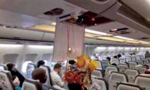 ركاب وأجهزة الأكسجين في داخل الطائرة المدنية الإيرانية في أجواء سوريا (أ.ف.ب)