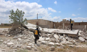 عناصر دفاع مدني يتفقدون منزل بحثًا عن ضحايا بعد قصف من قبل قوات النظام - 10 أيار 2020 (الدفاع المدني)