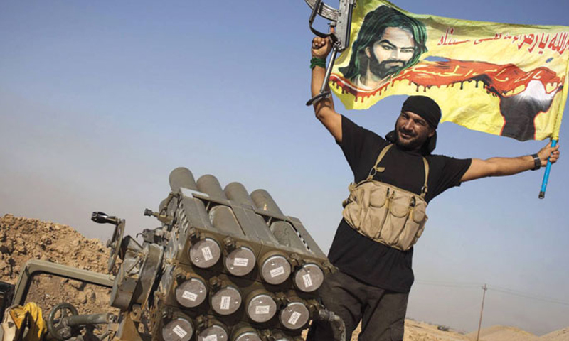 أحد عناصر حزب الله العراقي بجانب منصة إطلاق صواريخ (موقع حزب الله العراقي)