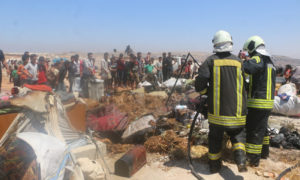 الحريق الذي نشب في مخيم كفرزيتا بريف إدلب- 20 من تموز(الدفاع المدني/ فيس بوك)