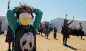 طفلة سورية ترتدي الكمامة للوقاية من فيروس 