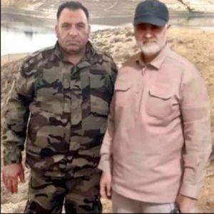 خير الله عبد الباري إلى جانب قائد فيلق القدس الإيراني السابق قاسم سليماني (غرف إخبارية عبر فيس بوك)