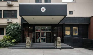 مبنى القنصلية الأمريكية في تشنغدو 27 من تموز 2020 (CCTV)