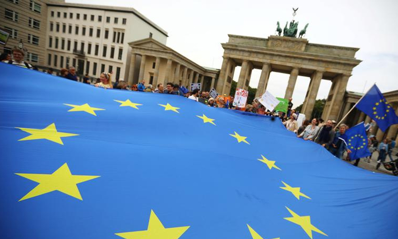 متظاهرون يحملون علم الاتحاد الأوروبي خلال مسيرة تحت شعار "أوقفوا الانقلاب" للاحتجاج على محاولات القوة من خلال خروج بريطانيا من الاتحاد الأوروبي في برلين الألمانية- 7 أيلول 2019 (رويترز)