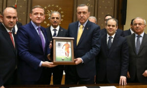 الرئيس التركي، رجب طيب أردوغان على يمين اللوحة، ورئيس نادي باشاك شهير، جوكسيل جوموش داغ على يسارها- 2014 (bolgegundem)