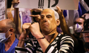 متظاهر يرتدي قناع نتنياهو السبت 19 من تموز 2020 (تايمز أوف إسرائيل)