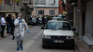 الشرطة والطب الجنائي التركي في الشارع الذي قتل فيه علي - نيسان 2020 (صحيفة ملييت التركية)