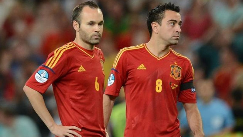 تشافي وإنييستا بقميص المنتخب الإسباني 2010 (90 غول)