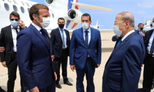 لرئيس اللبناني ميشال عون يستقبل الرئيس الفرنسي إيمانويل ماكرون لدى وصوله إلى المطار في بيروت ، لبنان ، 6 أغسطس ، 2020. Dalati Nohra / Handout via REUTERS