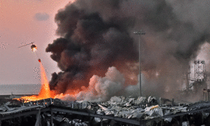 مروحية تحاول اطفاء حريق انفجار مرفأ بيروت في 4 من آب 2020 - (بي بي سي)