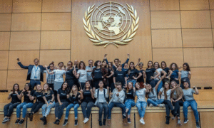 طلبة جامعة يحتفلون بانتهاء تدريب الأمم المتحدة في مجال حقوق الإنسان بجنيف لتزويد القادة الشباب بتجربة مباشرة عن الأمم المتحدة - 19 من حزيران 2019 (Human Rights Careers)