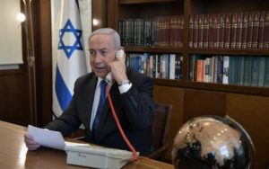 رئيس الوزراء بنيامين نتنياهو في مكتبه بالقدس في اتصال هاتفي مع رئيس الإمارات محمد بن زايد ، 13 آب 2020 (Kobi Gideon/PMO)
