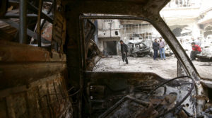 رجل مصاب بعد القصف على دوما (رويترز)