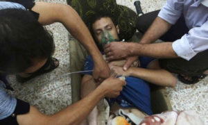 رجل يتلقى العلاج بعد التعرض للهجمة الكيماوية في الغوطة الشرقية - آب 2013 (رويترز)
