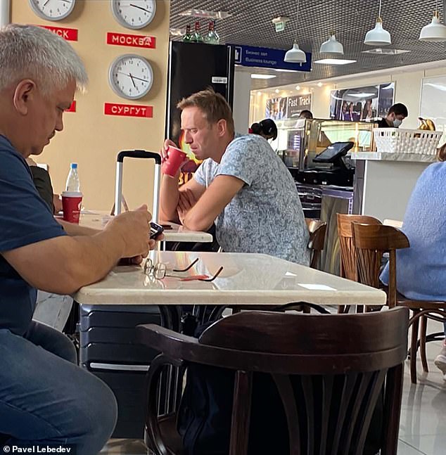 المعارض الروسي أليكسي نافالني يشرب الشاي في مطار تومسك (dailymail)