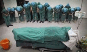 أطباء صينيون وهم يودعون الطبيب تشاو بمشاعر عميقة في مستشفى بمدينة خفي عاصمة مقاطعة آنهوي - 30 من أيلول 2016 (CGTN)
