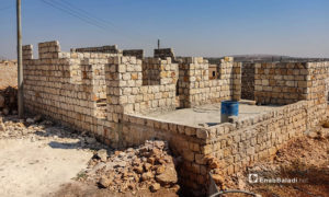 جدران منزل في مرحلة البناء في قرية كفرعروق شمال غربي مدينة إدلب-31 من آب 2020 (عنب بلدي)