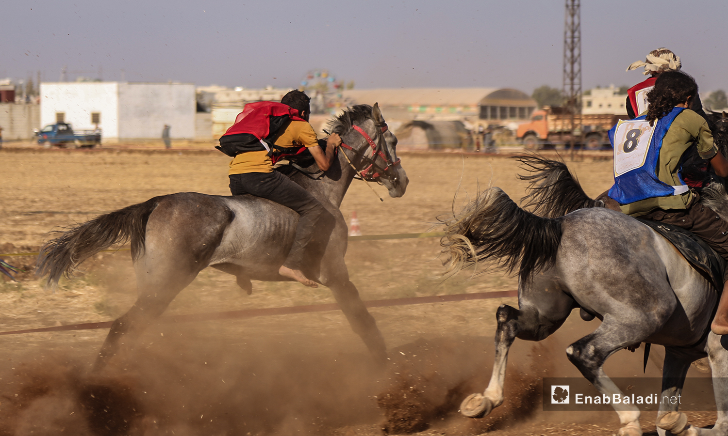 متسابقو على الخيول في مهرجان سرمد للخيول العربية الأصيلة في مدينة سرمدا بشمال إدلب - 28 آب 2020 (عنب بلدي / يوسف غريبي)