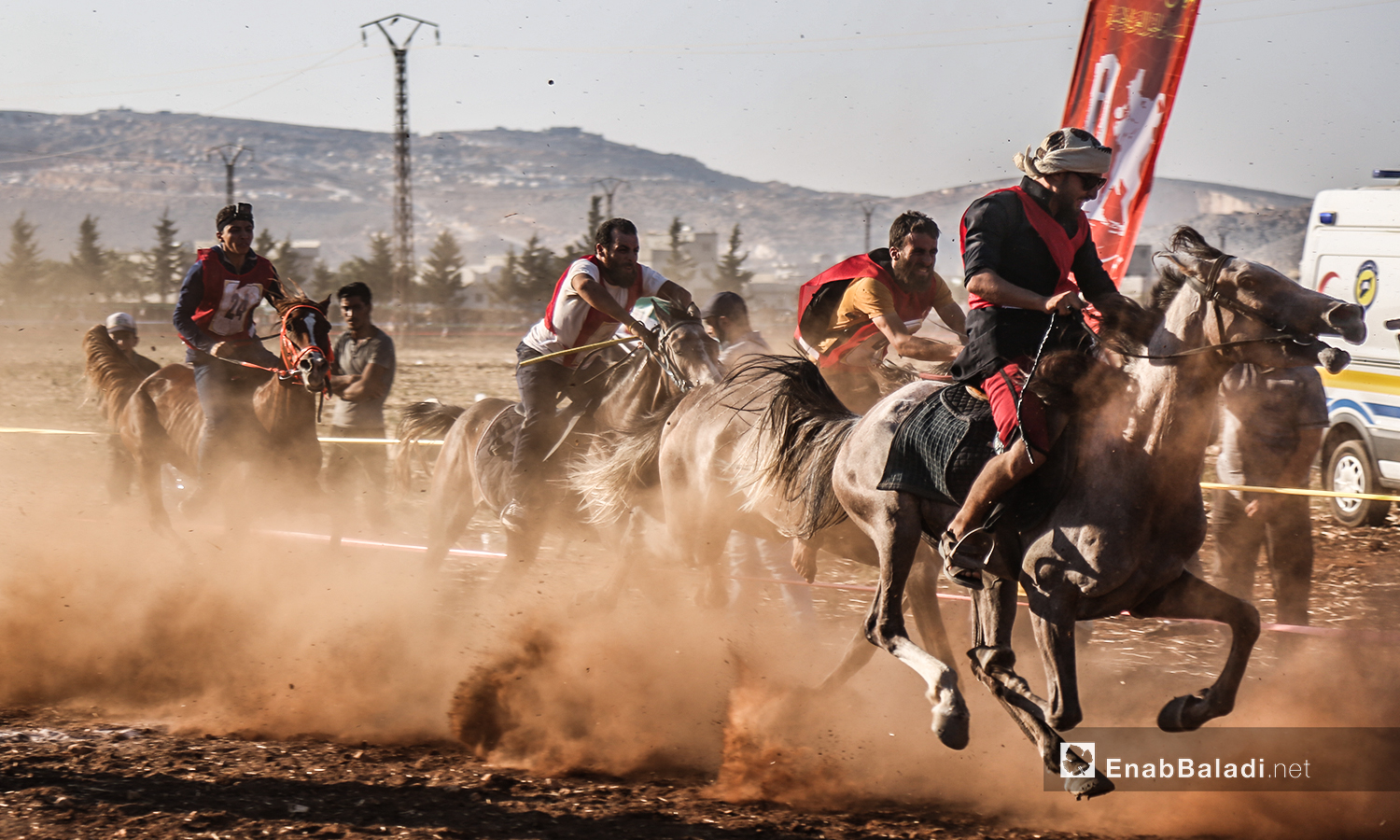 متسابقو على الخيول في مهرجان سرمد للخيول العربية الأصيلة في مدينة سرمدا بشمال إدلب - 28 آب 2020 (عنب بلدي / يوسف غريبي)