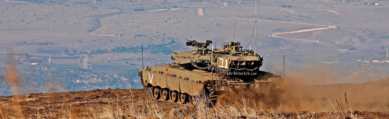 مدرعة إسرائيلية على مرتفعات الجولان المحتل بالقرب من الحدود السورية بعد ساعات من إطلاق أربعة صواريخ- 19 من تشرين الثاني 2019 (AFP)
