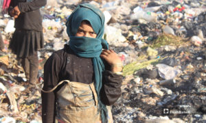 طفلة تجمع الخردوات من مكب للنفايات بالقرب من بلدة قاح على الحدود السورية التركية- 1 آب 2020 (عنب بلدي)
