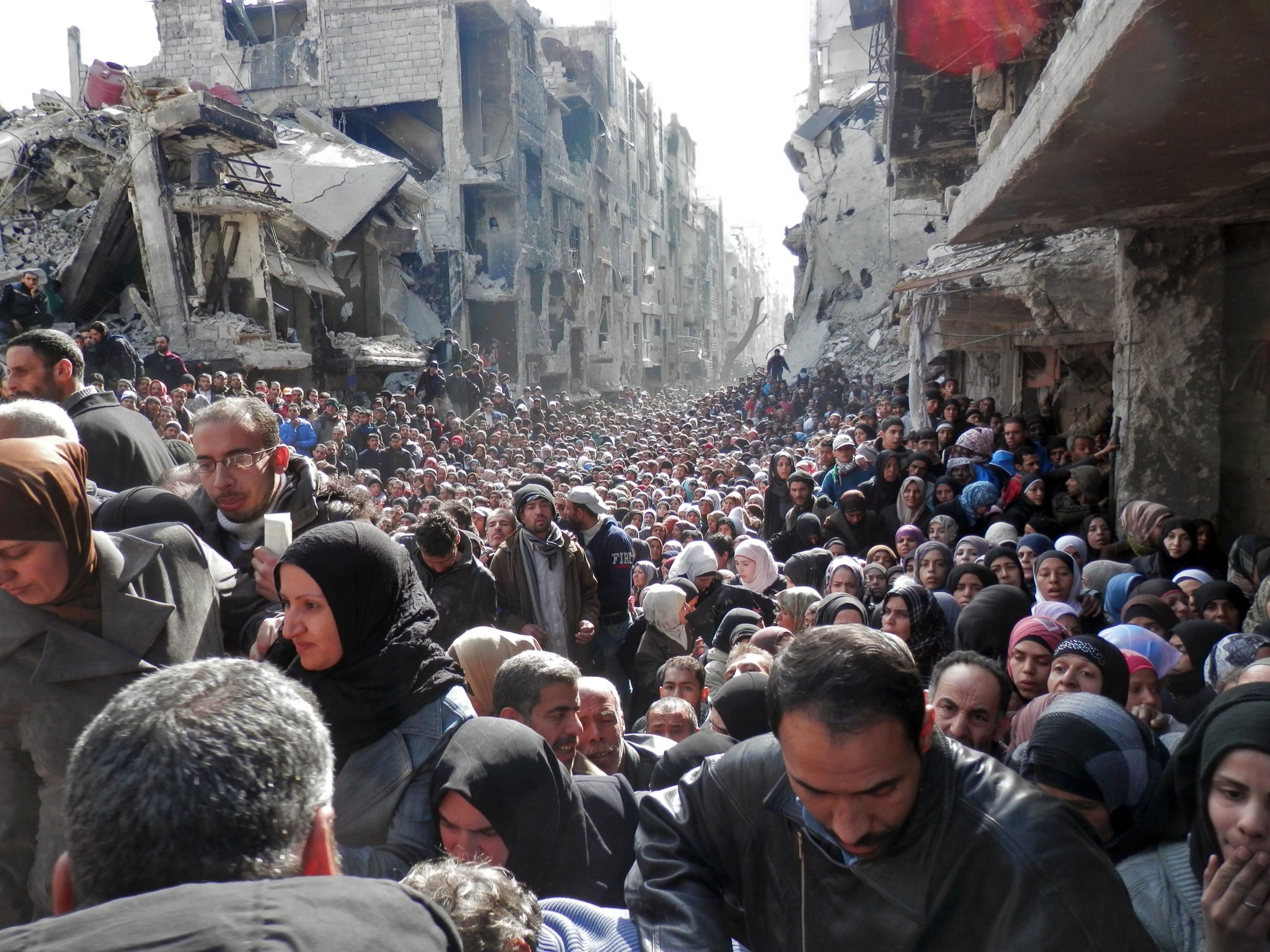 لاجئون فلسطينيون ينتظرون المساعدات في مخيم اليرموك- 2014 (Images Getty)